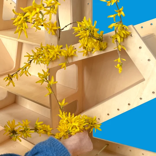 Bloemen decoratie van takken van de forsythia brengen lente in de speelkamer.