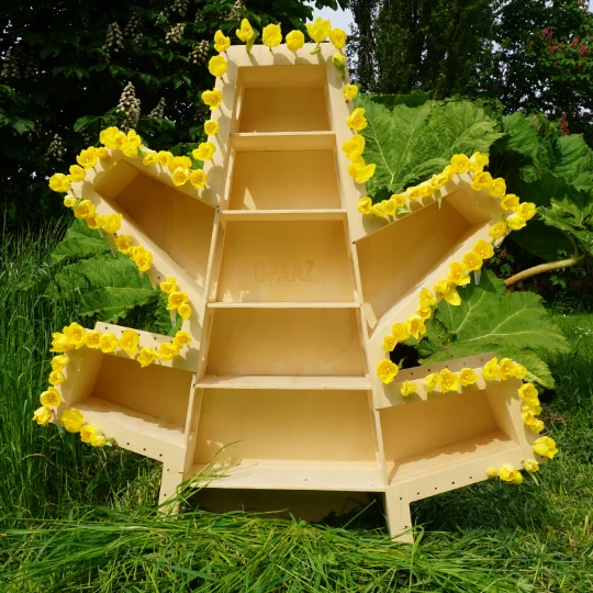 Bloemen decoratie van takken van de forsythia brengt lente in de speelplek.