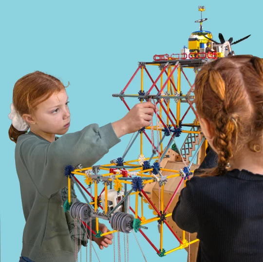 Twee meisjes bouwen een megaconstructie in kinderkastje OgoPogo